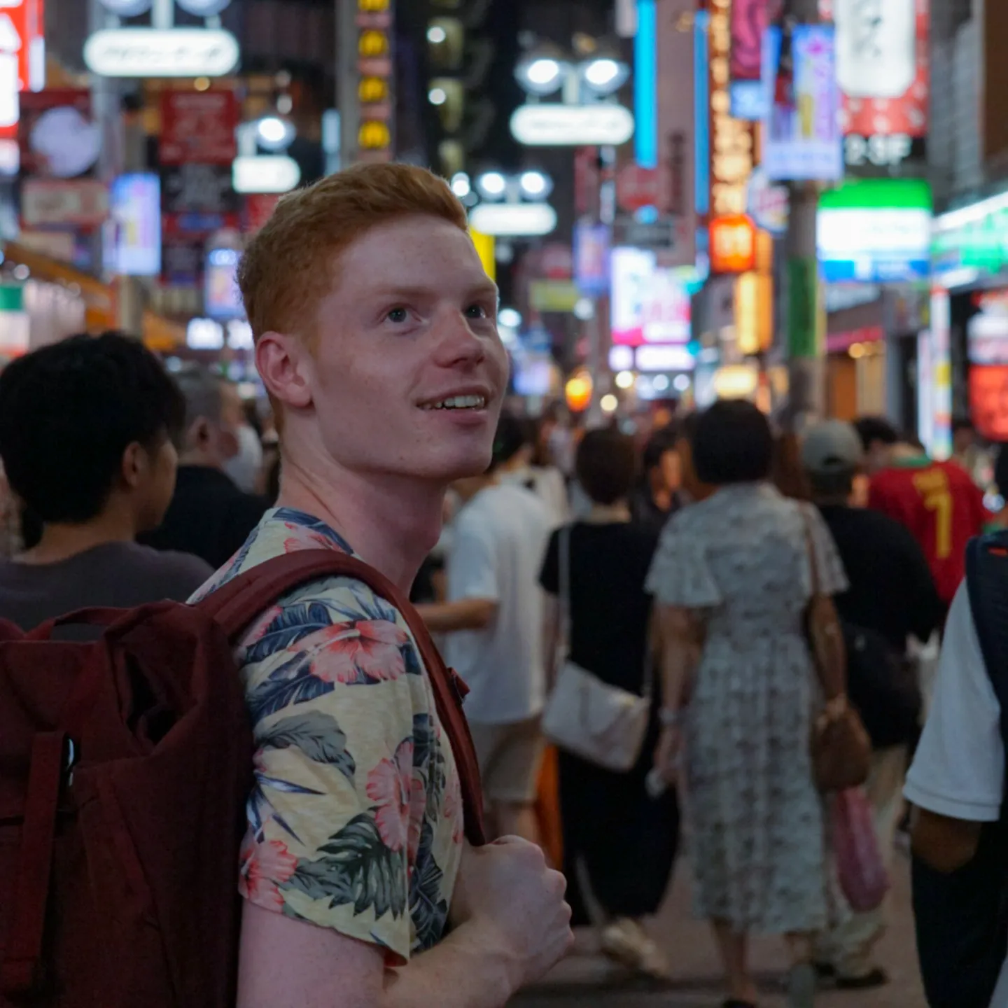 Student Universität Liechtenstein im Ausland bei Nacht in Fussgängerzone