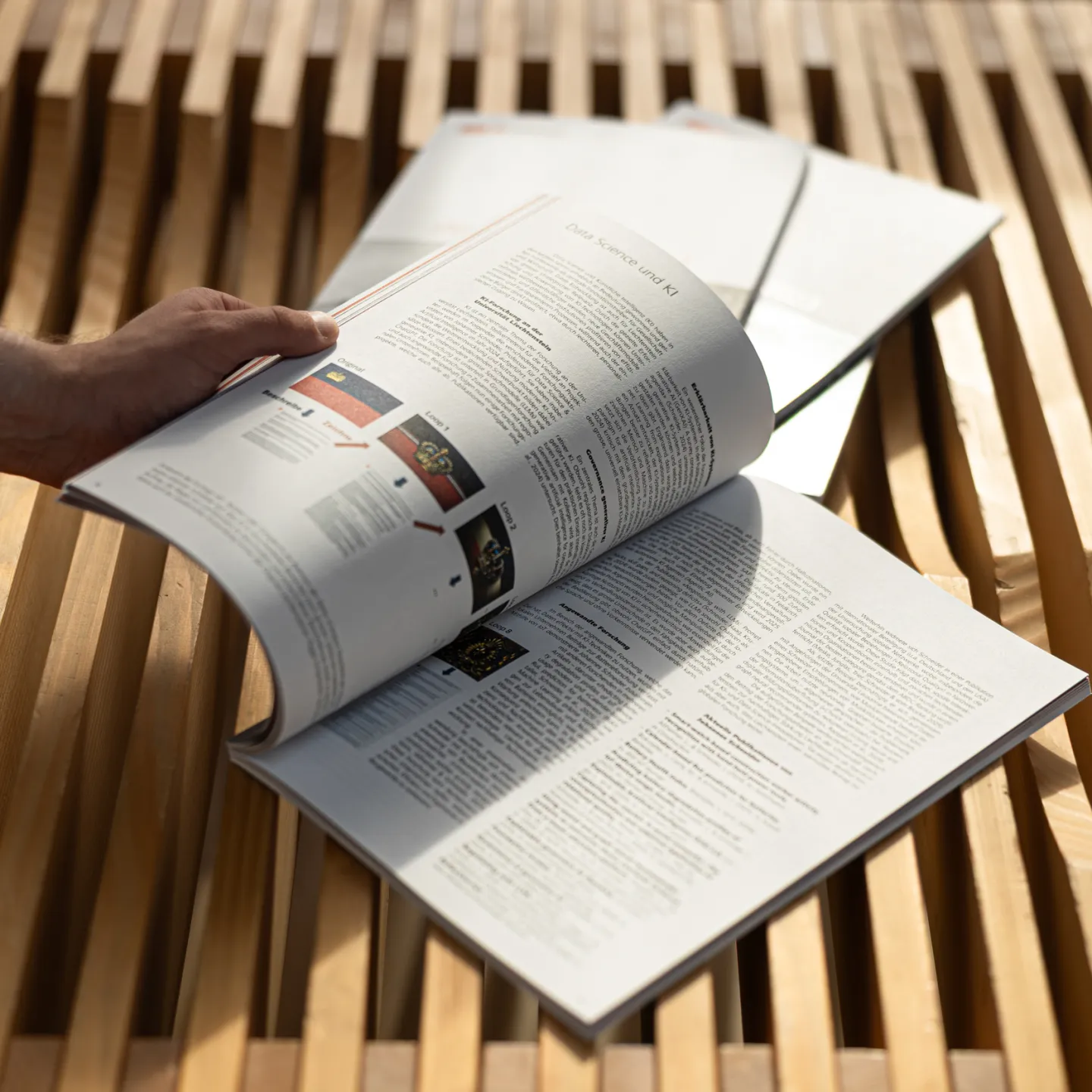 Nahaufnahme einer geöffneten Publikation mit Inhalten über Data Science und Künstliche Intelligenz an der Universität Liechtenstein.