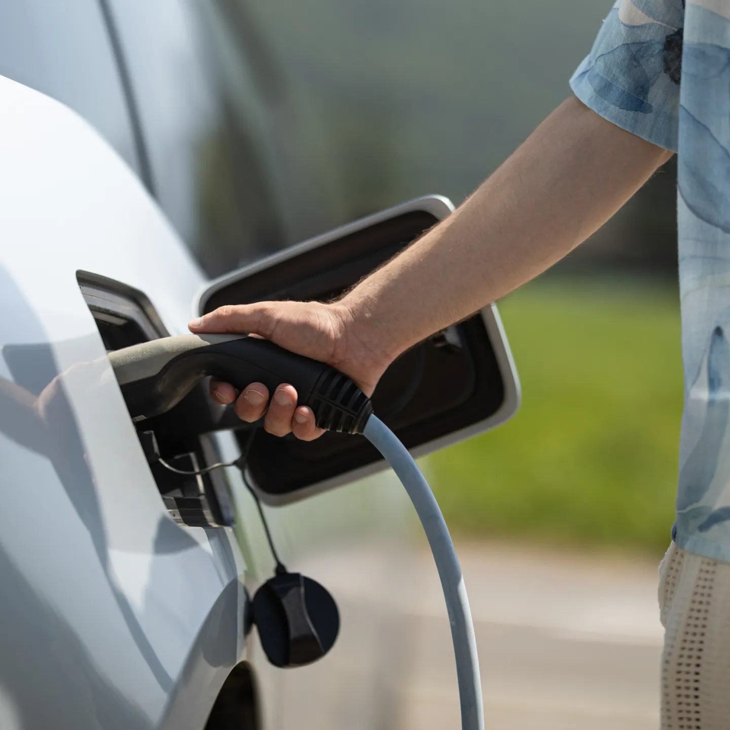 Ladevorgang eines Elektroautos auf dem Campus der Universität Liechtenstein als Zeichen für nachhaltige Mobilität.
