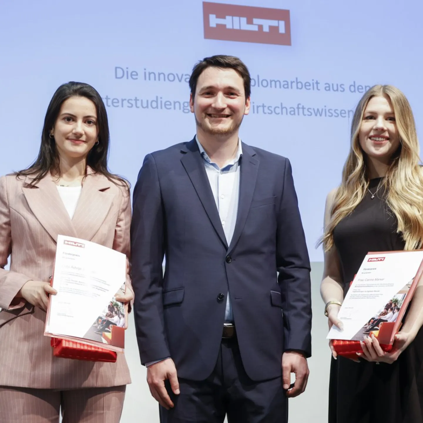 Auf dem Bild ist Tobias Zangerl zusammen mit Advije Rizvani und Carina Marxer welche gerade ihr Diplom erhalten haben zu sehen.