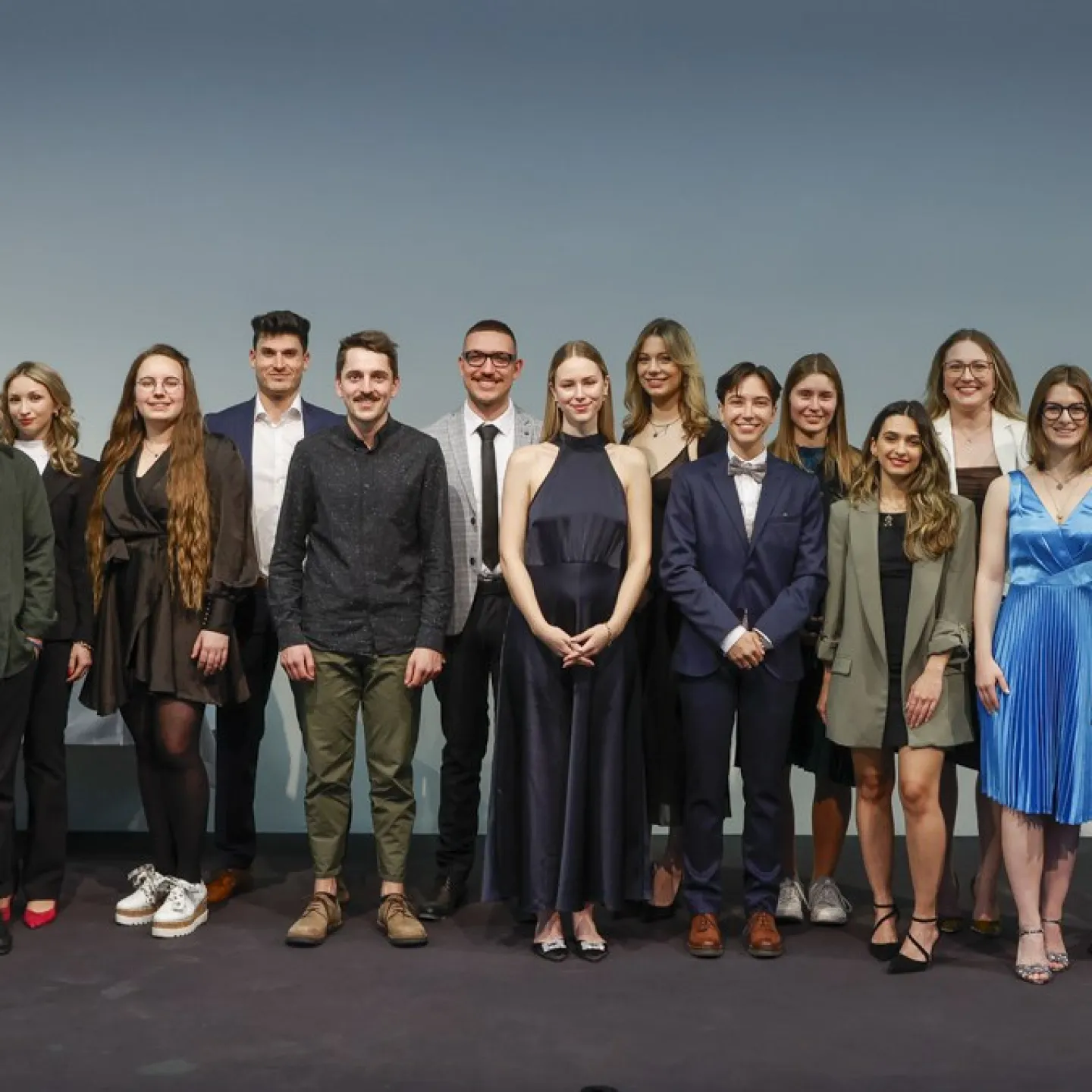 Auf dem Bild zu sehen sind die Absolventen des Bachelors of Science in Architektur.