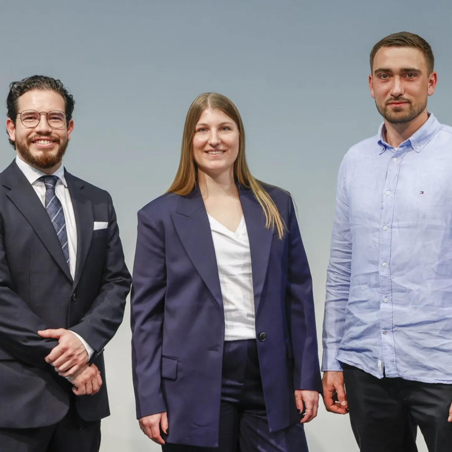 Auf dem Bild zu sehen sind die Absolventen des Masters of Science in Architektur.