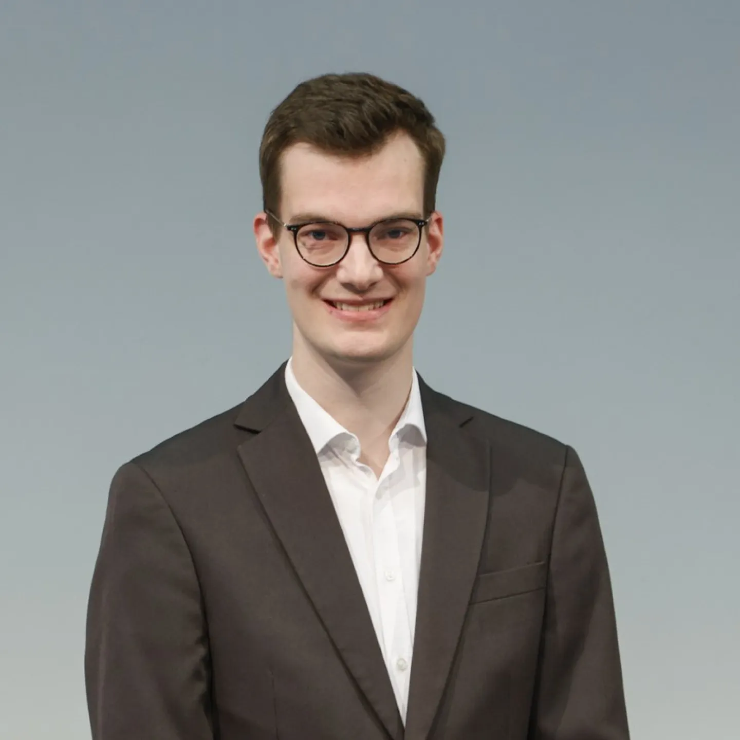 Auf dem Bild zu sehen ist der Absolvent des Masters of Science in Entrepreneurship and Management