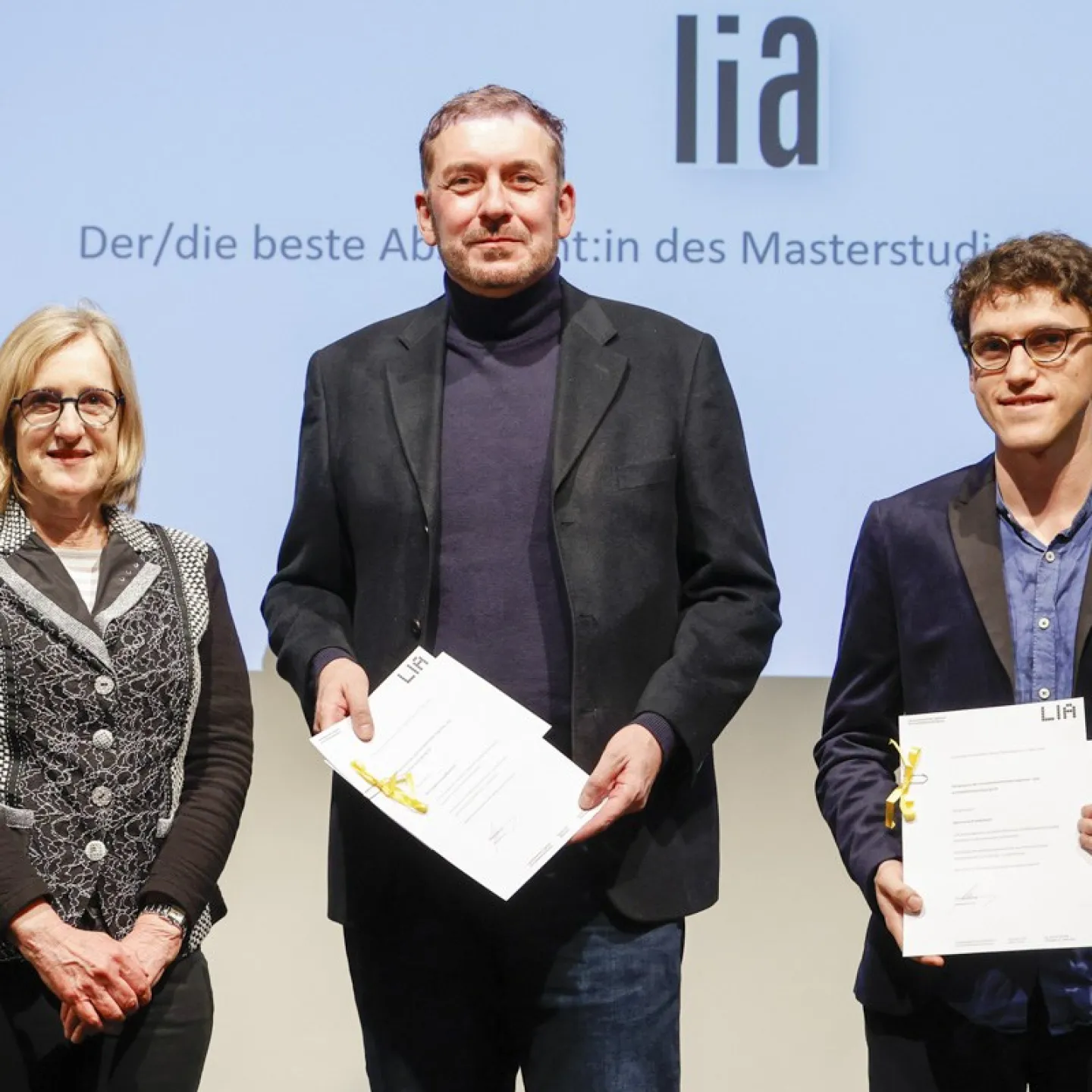 Dipl. Ing. Barbara Dillenkofer-Keppler mit Edwin Juerg Baertschi und Luis Friedemann welche ihr Diplom halten.