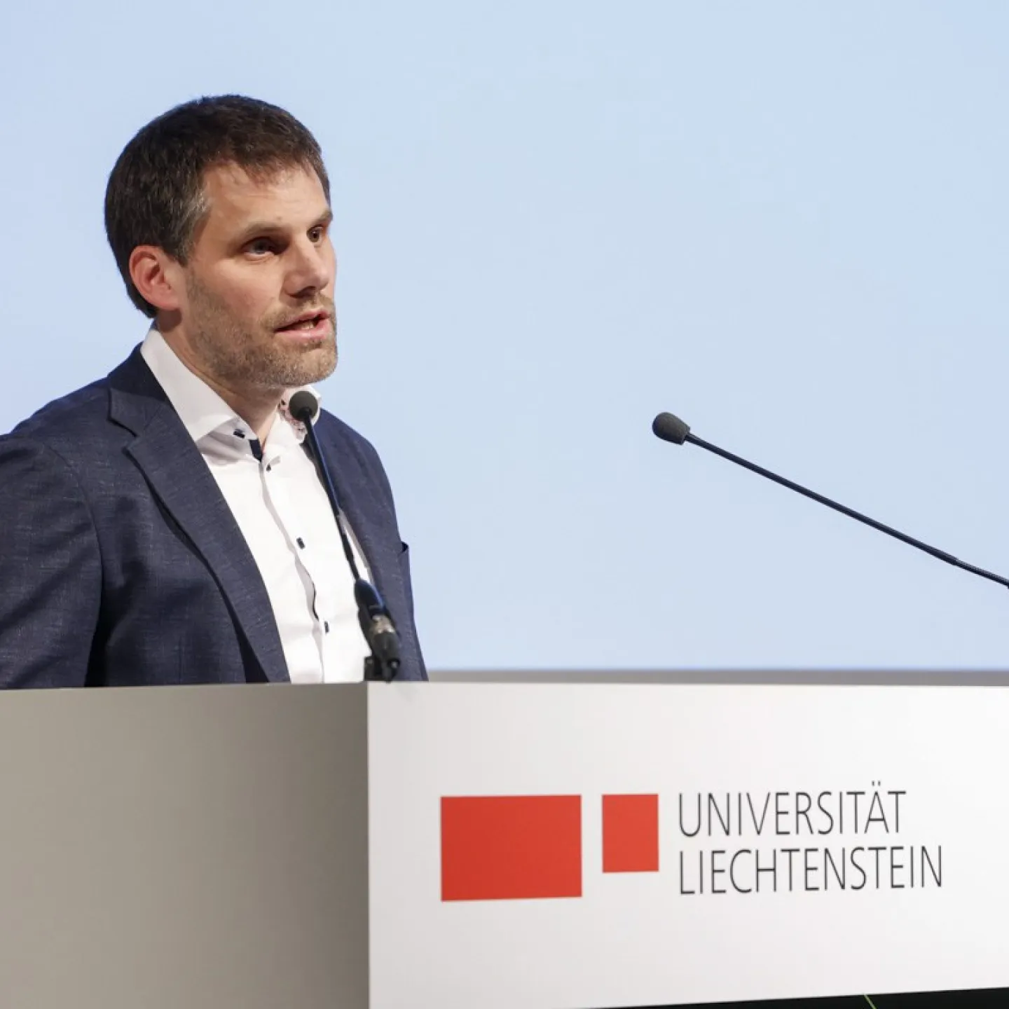 Rektor Dr. Christian Frommelt welcher gerade eine Rede hält.