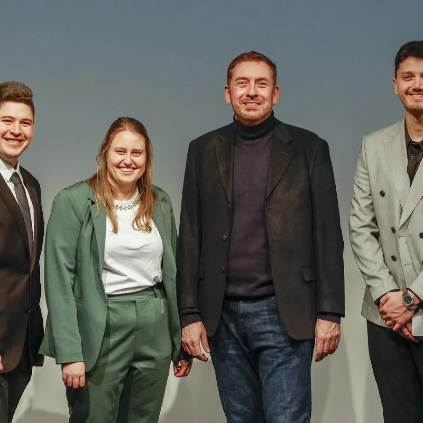 Auf dem Bild sind die Absolvent:innen des Master of Science Architecture.