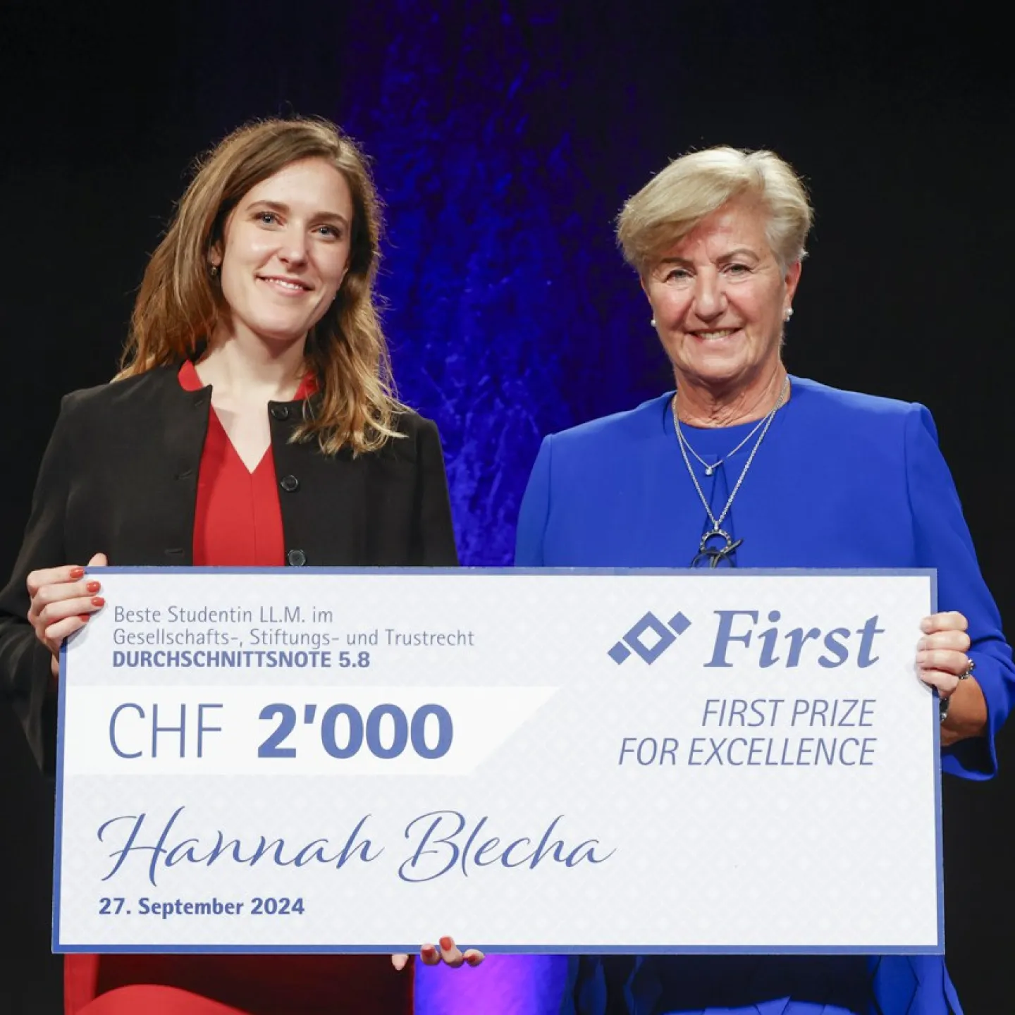 Hannah Blecha  und Angelika Moosleithner halten einen Check in Höhe von 2000 CHF.
