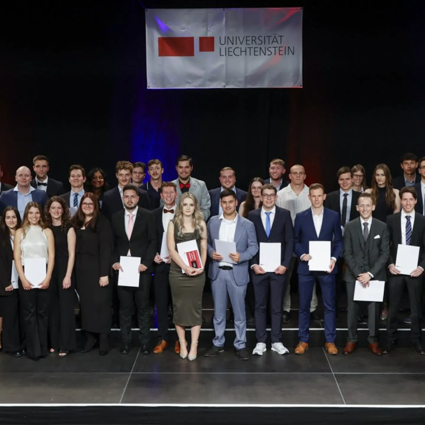 Auf dem Bild sind die Absolvent:innen des Bachelor of Science Betriebswirtschafslehre.