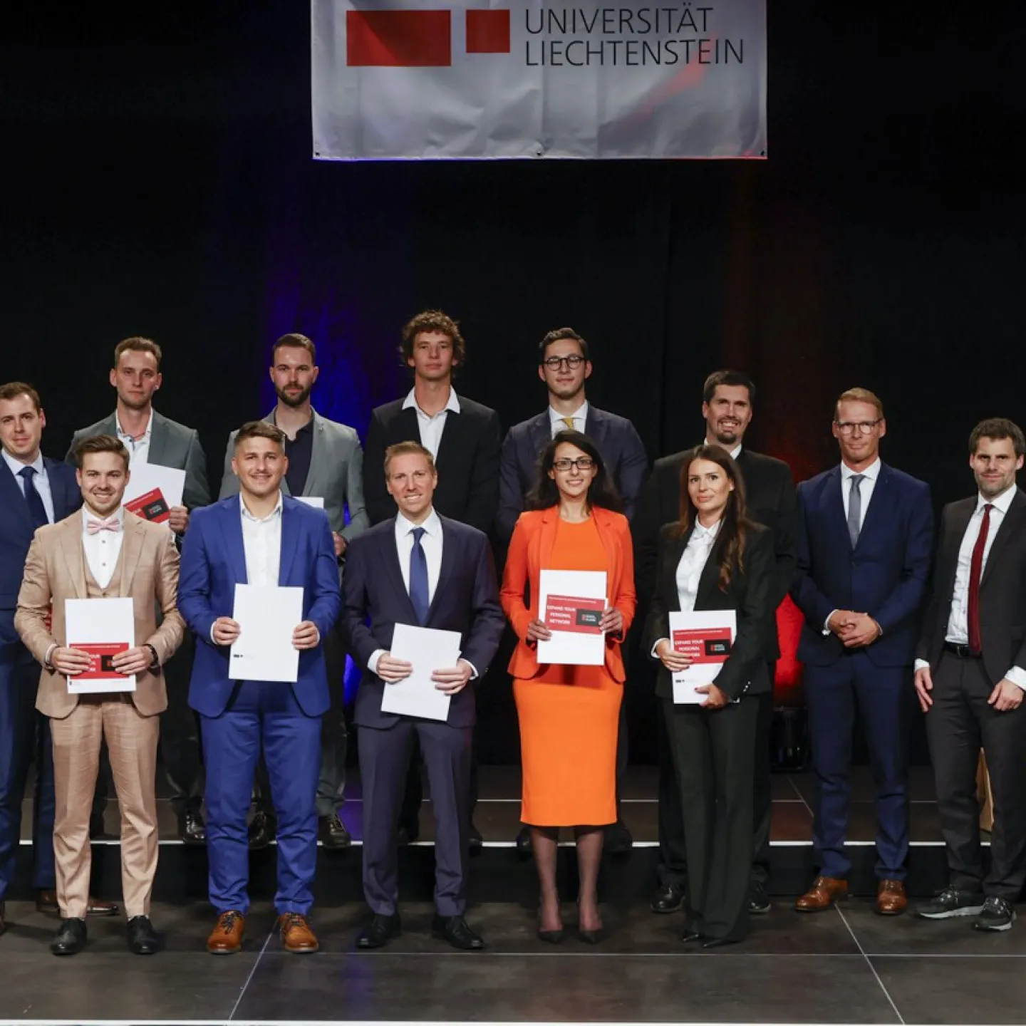 Auf dem Bild sind die Absolvent:innen des Masters of Science Finance.