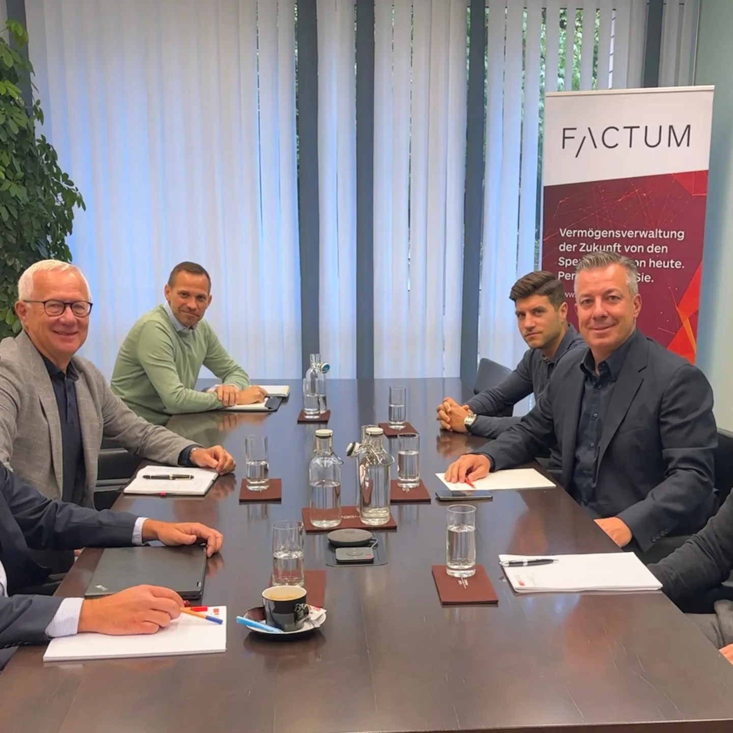 Das Projektteam beim gemeinsamen Auftakt: Dr. Djordje Zivkovic und Prof. Dr. Leo Brecht von der Universität Liechtenstein, gemeinsam mit Pascal Tschütscher, Carmelo Leonardi, Ralf Ackermann und Julian Bühler von der Factum AG (v. l. n. r.).