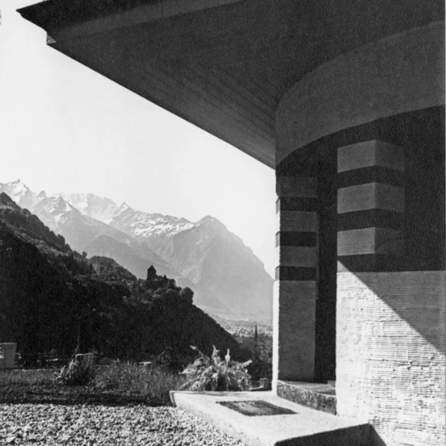 Schwarz Weiss Aufnahme eines Hauseingangs