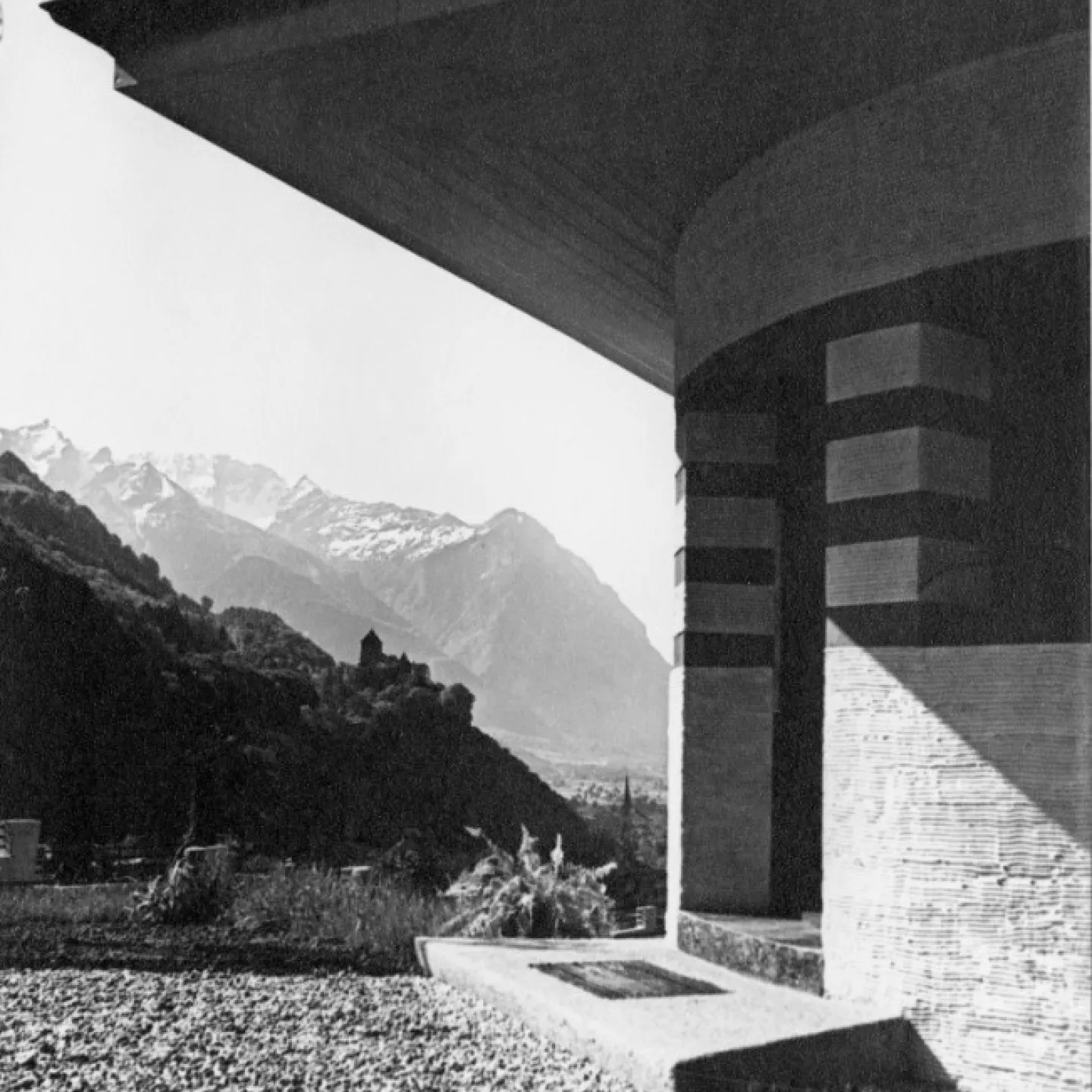 Schwarz-Weiss Aufnahme eines Gebäudes des Architekten Ernst Sommerlad