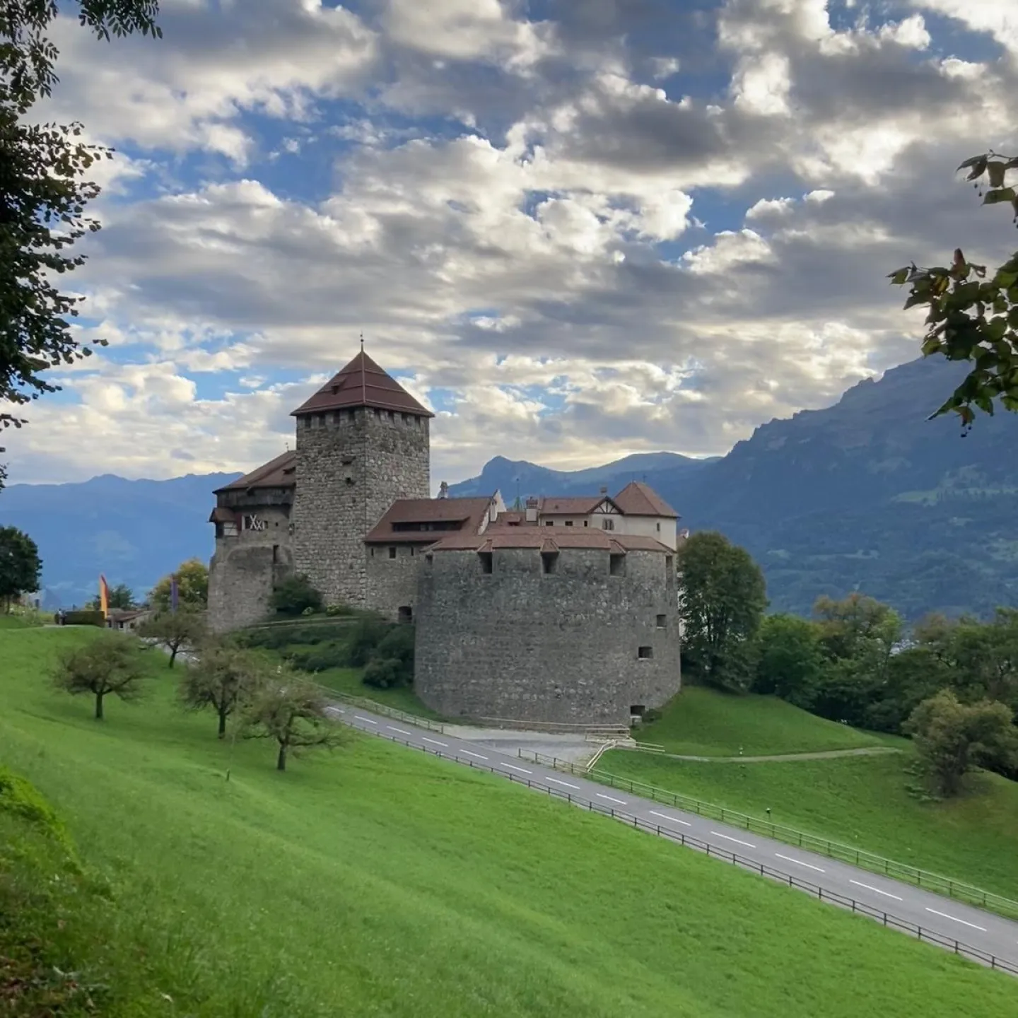 Das Schloss Vaduz an einem leicht bewölkten Tag