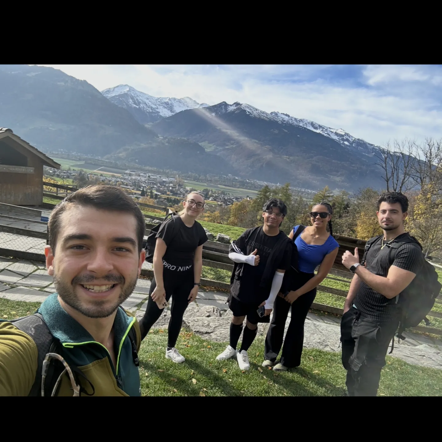 Selfie des Autors mit Freunden mit den Alpen im Hintergrund