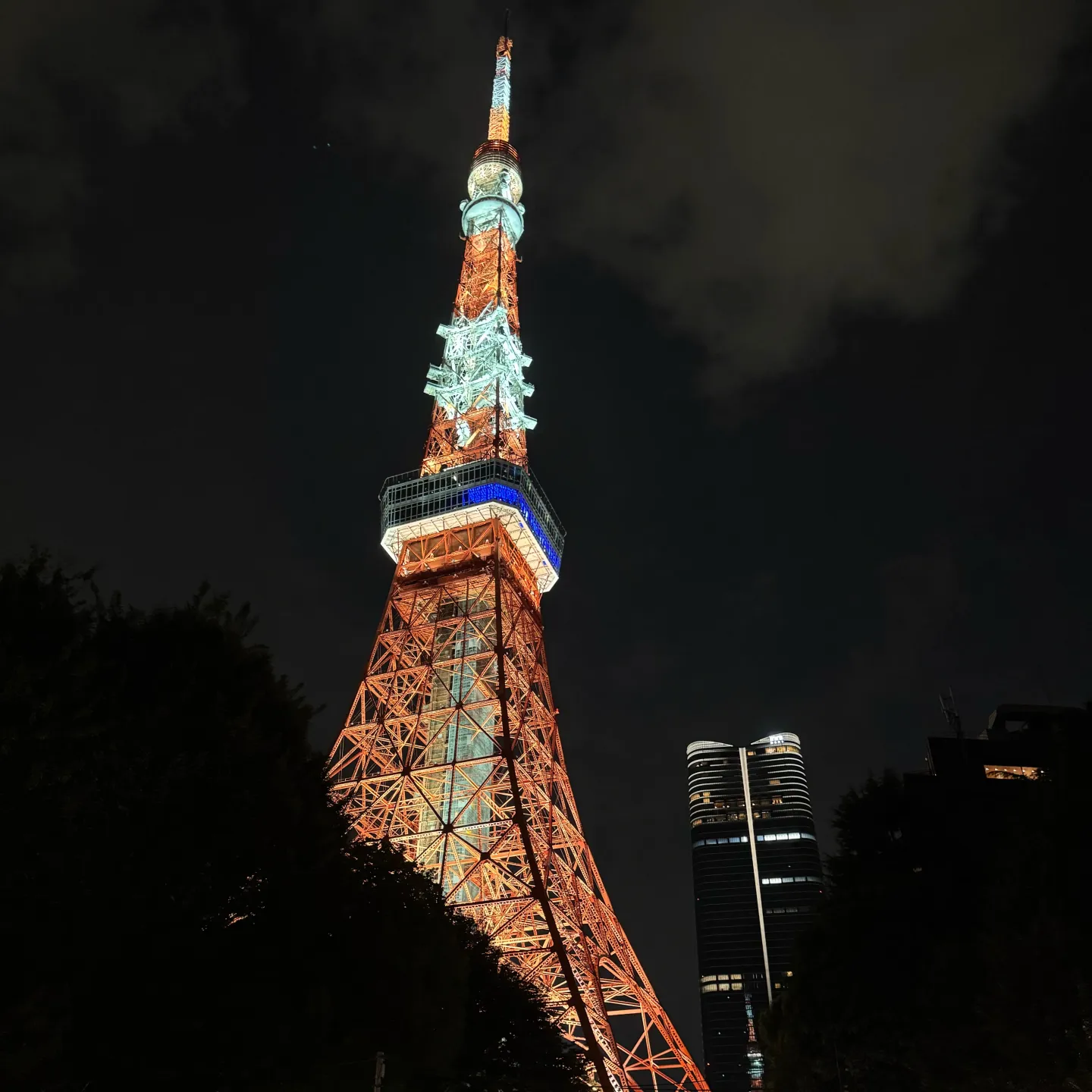 Der Tokio Tower bei Nacht in Rot Blauer Beleuchtung