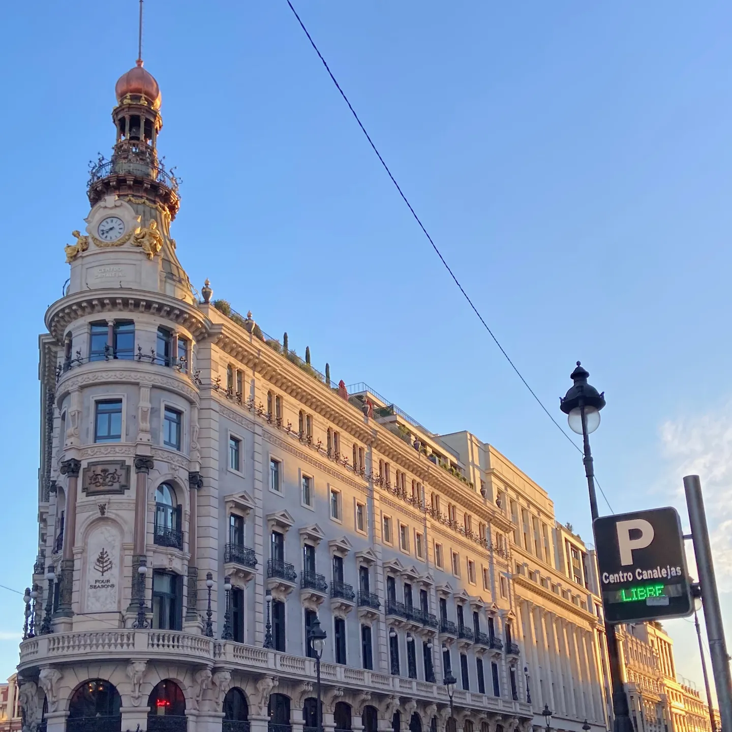 Grosses mit Stuck versehenes Wohnhaus in der Madrider Innenstadt