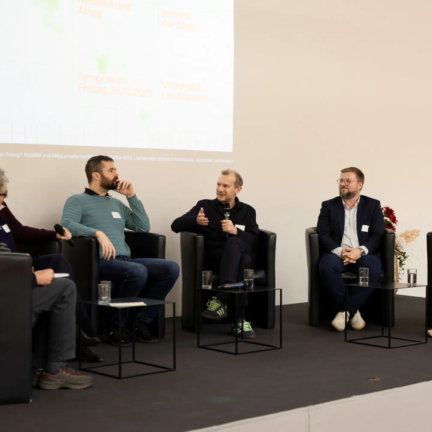 Podiumsdiskussion von sechs Personen