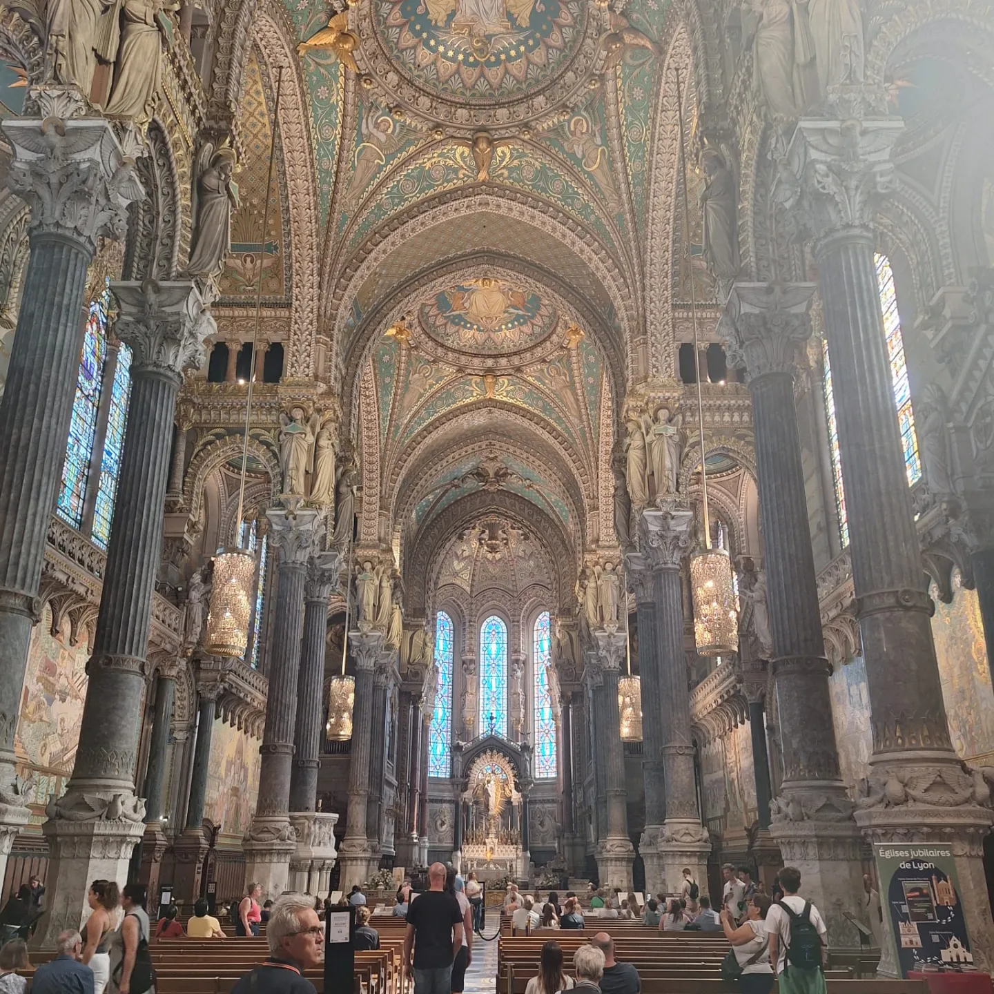 Notre-Dame de Fourvière in Lyon von innen
