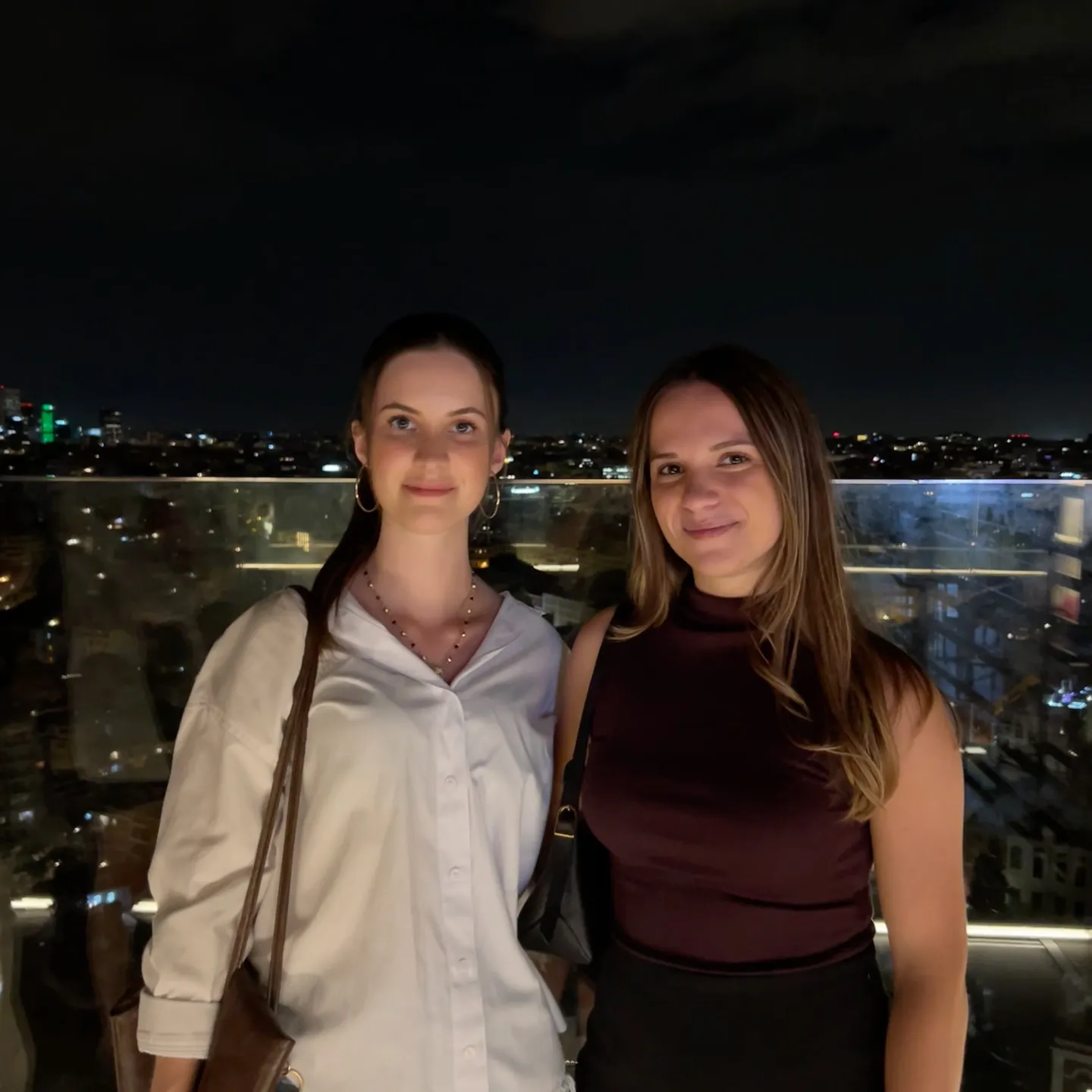 Die Autorin mit einer Freundin