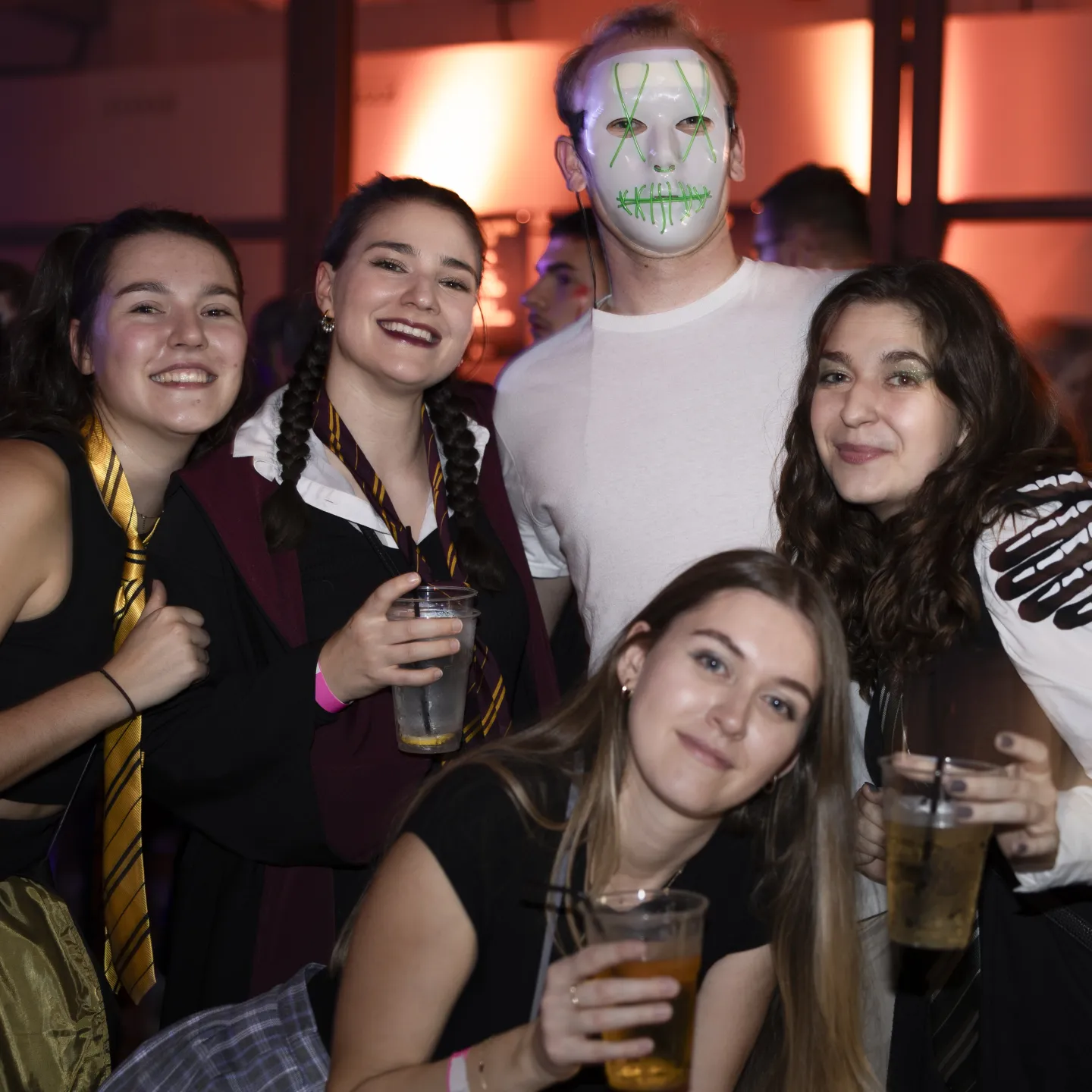 Mehrere Personen posieren für ein Foto an einer Halloween Party
