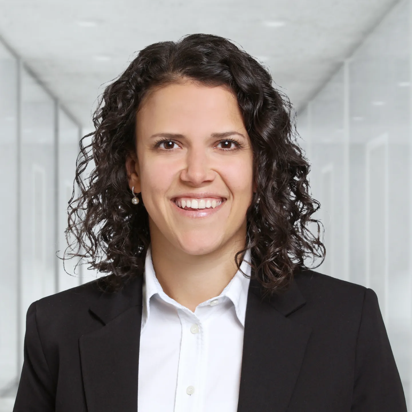 Businessporträt einer Absolventin im modernen Innenraum der Universität Liechtenstein