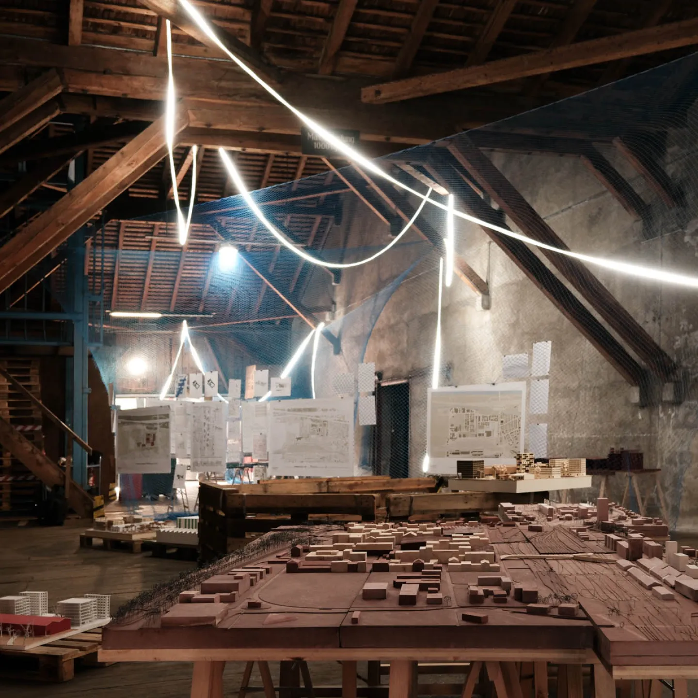 Ein Dachgeschoss mit Architekturmodellen 