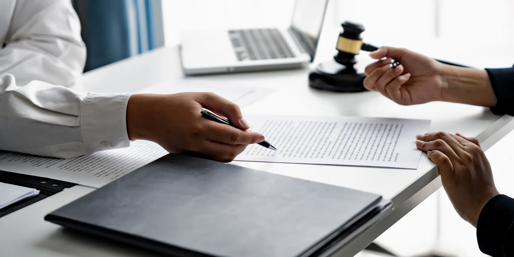 Prozessanwalt bereitet Klageunterlagen für Geschäftsklienten vor