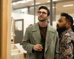 Zwei Männer stehen vor einem Ausstellungsstück.