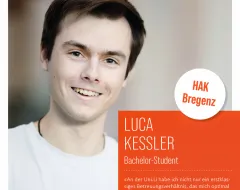 Bachelor Student der Universität Liechtenstein mit Abschluss an der HAK Bregenz lächelt in die Kamera.