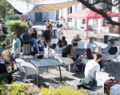 Welcome Days Campus Universität Liechtenstein neue Studierende vor der Uni im Sonnenschein