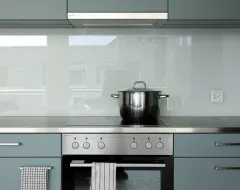 Kochfeld mit großem Kochtopf, Backofen und Abzugshaube in der Gemeinschaftsküche des Studierendenwohnheims der Universität Liechtenstein.