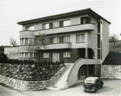 Schwarz-Weiss Aufnahme eines Gebäudes des Architekten Ernst Sommerlad