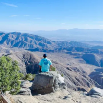 Student der Universität Liechtenstein blickt auf ein beeindruckendes Bergpanorama in den USA während seines Auslandssemesters.
