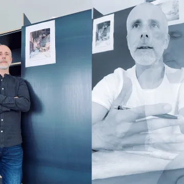 Architekturdozent steht vor einem schwarzen Präsentationsmodul und spricht mit Studierenden über Entwurfsskizzen an der Universität Liechtenstein