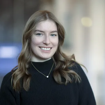 Portraifoto von Studentin Anika Schneider Bachelor BWL