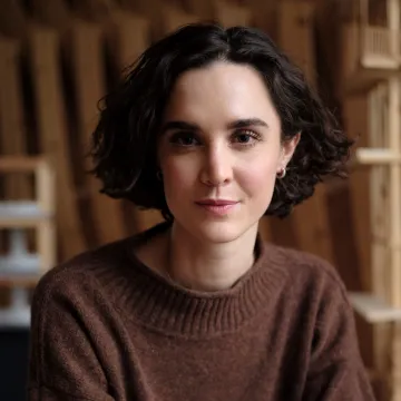 Porträt einer Doktorandin der Universität Liechtenstein im Bereich Architektur und Forschung.