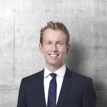 Porträt eines Doktoranden der Universität Liechtenstein im Bereich Wirtschaftswissenschaften.