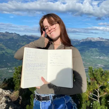 Studierende Valentine aus Frankreichpräsentiert stolz Studienunterlagen