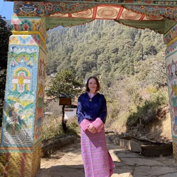 Studentin Universität Liechtenstein vor Tempel in Buthan
