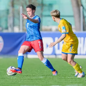 Frauenfussball Spielszene mit Spielerin aus Liechtenstein im Angriff während internationalem Match