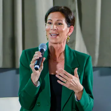 Referentin spricht mit Mikrofon bei Alumni Veranstaltung der Universität Liechtenstein