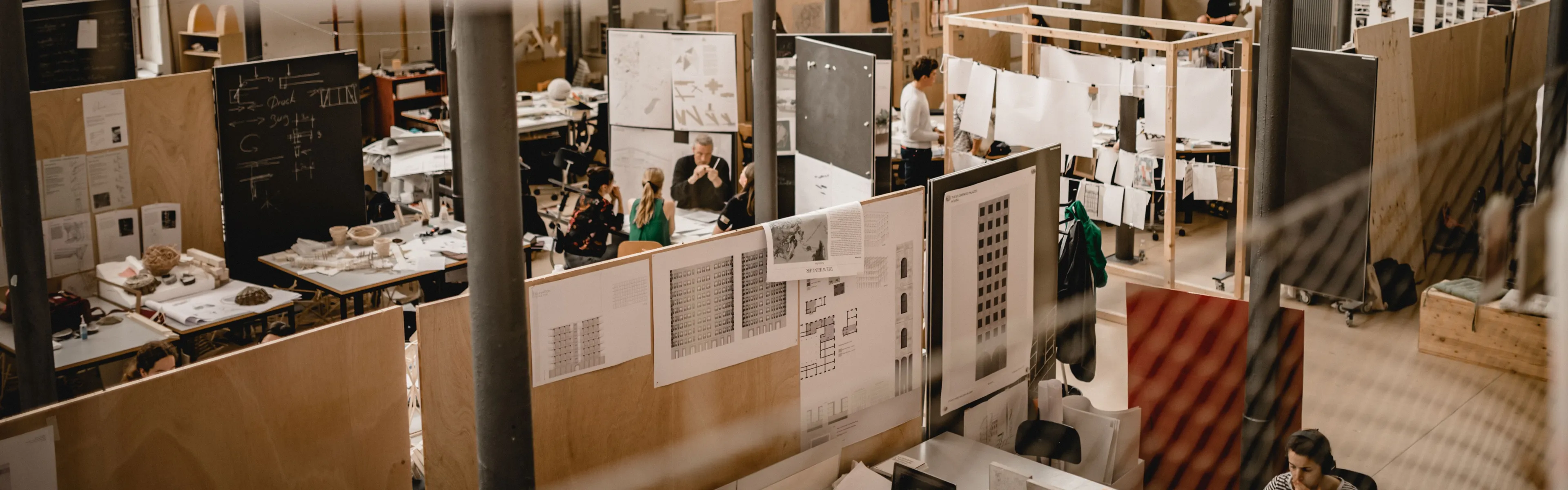 Architektur-Atelier-der-Liechtenstein-School-of-Architecture-mit-Studierenden-in-kreativer-Arbeitsatmosphaere