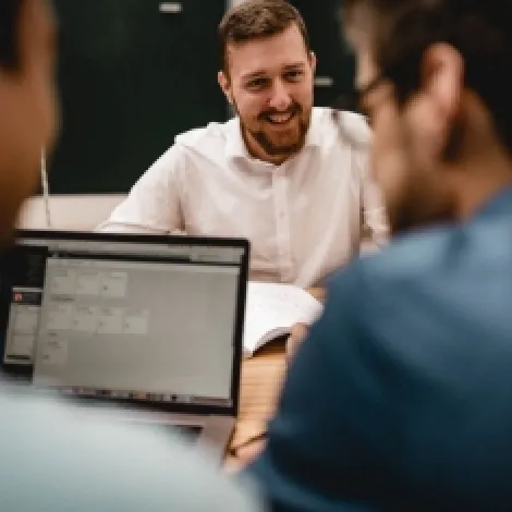 Studiums Gruppen Arbeit am Tisch