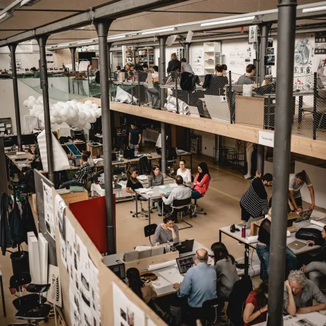 Ein Architekturatelier in einer alten Baumwollspinnerei mit vielen Studierenden