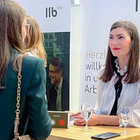 Weibliche Studierende auf dem Karrieretag 2024 im Gespräch mit LLB Universität Liechtenstein