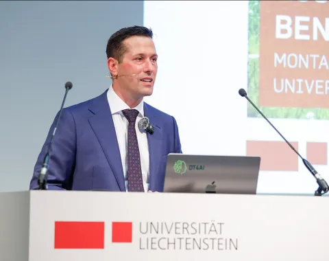 Professor Benjamin van Giffen hält seine Antrittsvorlesung an der Universität Liechtenstein zum Thema 'Tradition trifft Technologie' im Bereich Informationssysteme und digitale Innovation.