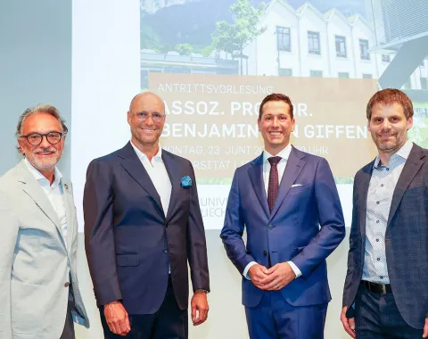 Foto von Assoz. Prof. Dr. Benjamin van Giffen während seiner Antrittsvorlesung an der Universität Liechtenstein, umgeben von Dr. Christian Frommelt, Rektor der Universität, Dr. Gunter Beitinger von Siemens und Karsten Neugebauer von VIQTORIOUS AG, die alle die Bedeutung digitaler Innovationen hervorheben.