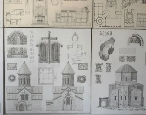 Architekturzeichnungen historischer georgischer Gebäude mit detaillierten Ansichten von Fassaden, Grundrissen und dekorativen Elementen.