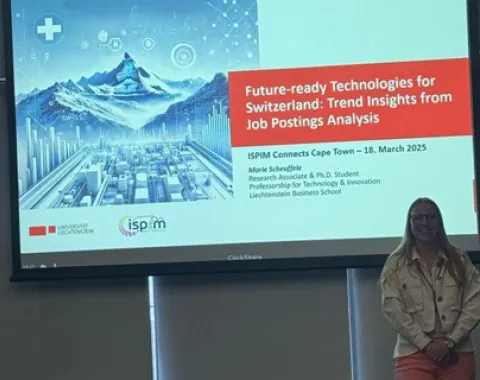 Eine Person steht vor einer Präsentationsfolie mit dem Titel "Future-ready Technologies for Switzerland: Trend Insights from Job Postings Analysis". Die Folie zeigt ein futuristisches Bild von Bergen und einer Stadt. Die Präsentation fand am 18. März 2025 in Kapstadt statt.