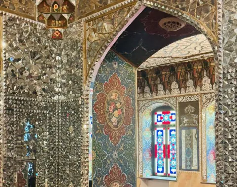 Prächtiger Innenraum mit reich verzierten Spiegelmosaiken und bunten Glasfenstern, die traditionelle georgische Architektur und Kunsthandwerk zeigen.